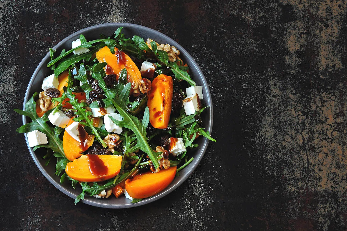 Ein Salat mit Tomaten, Schafskäse und Rucola