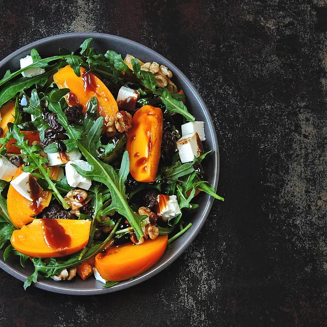 Ein Salat mit Tomaten, Schafskäse und Rucola