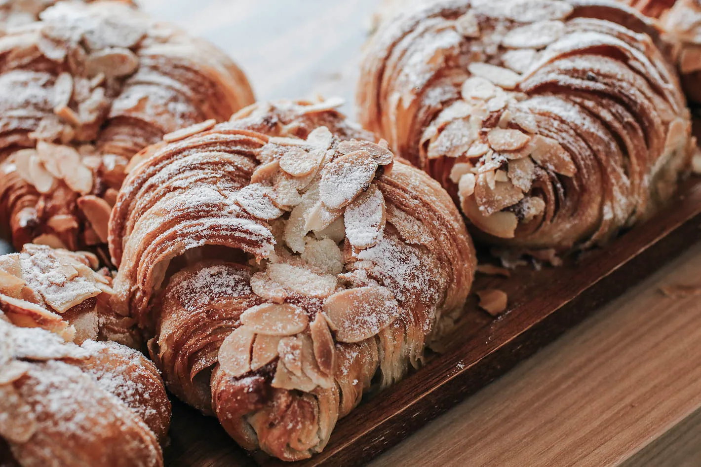 Mandelcroissants liegen auf einem Brett