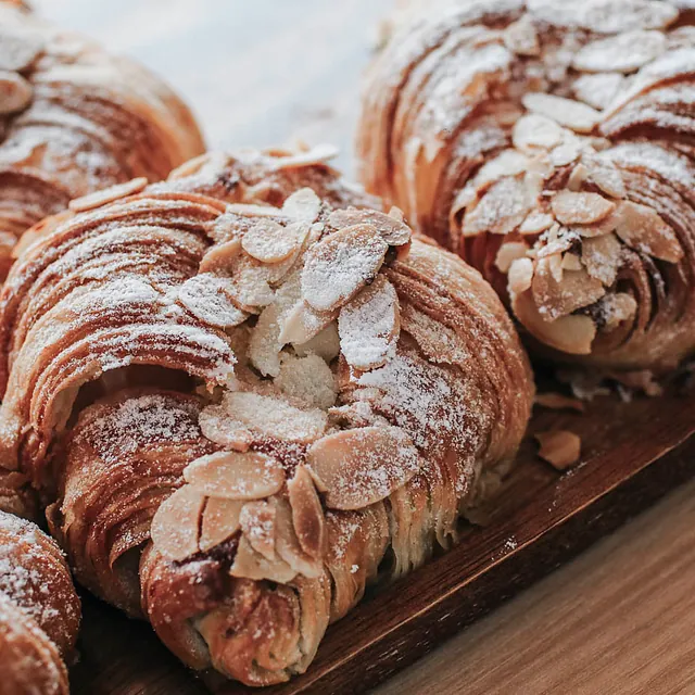 Mandelcroissants liegen auf einem Brett