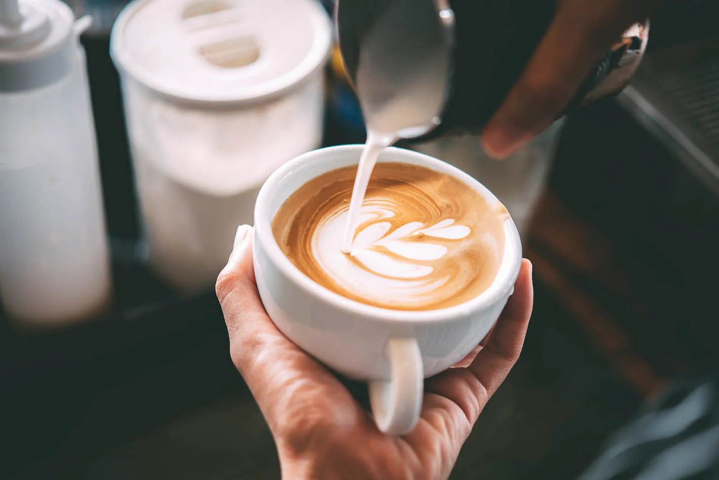 Ein Cappuccino wird zubereitet