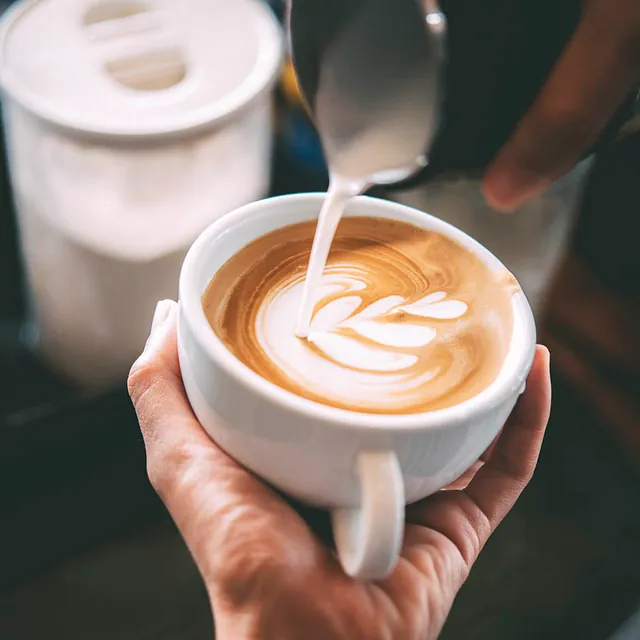 Ein Cappuccino wird zubereitet